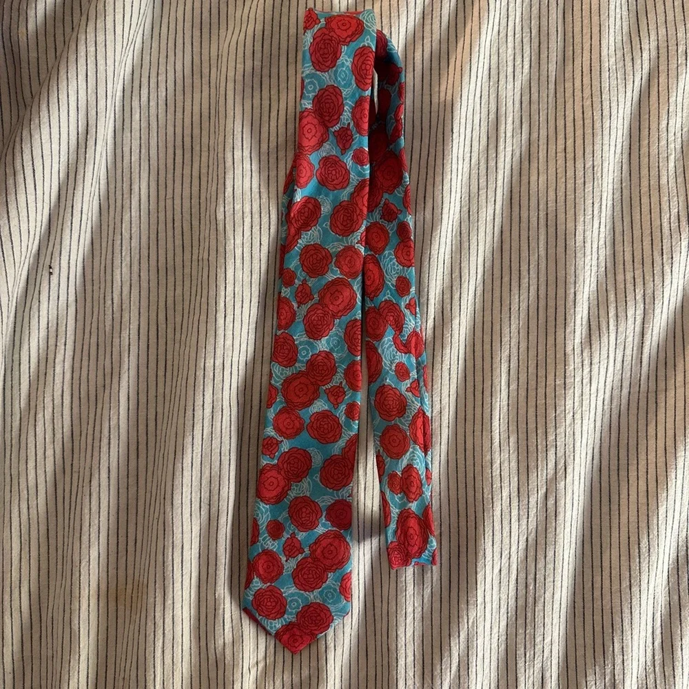 Tie: Red Roses and Blue background - Picture 1 of 1
